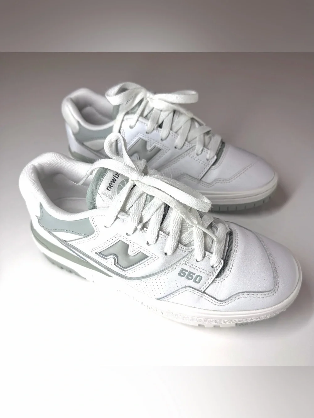 New Balance Unisex 550 White and Light Gray Athletic Sneakers Size- W 7 / M 5.5